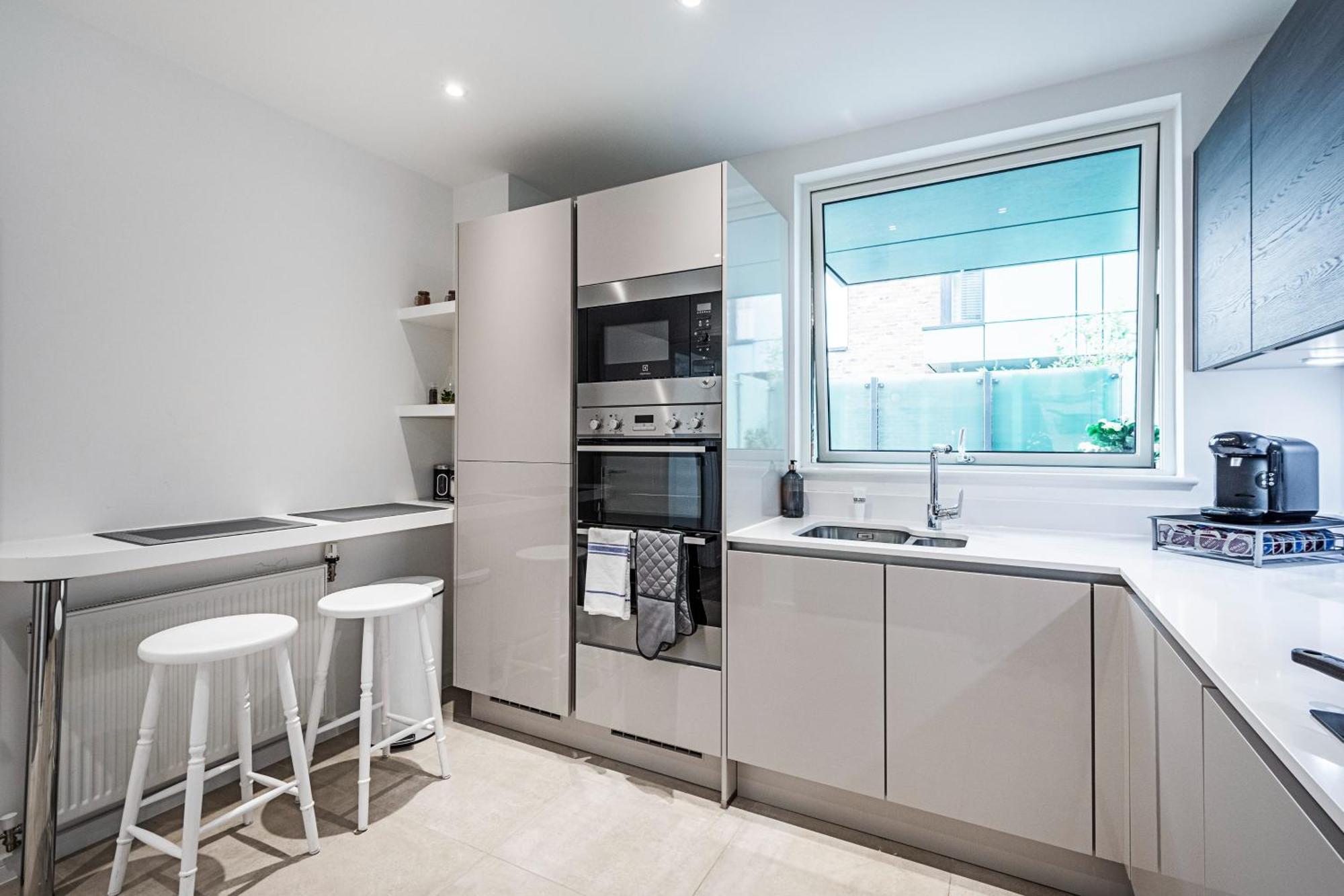 Chiswick Park 3 Bed 3 Bath West London - Parking 아파트 외부 사진