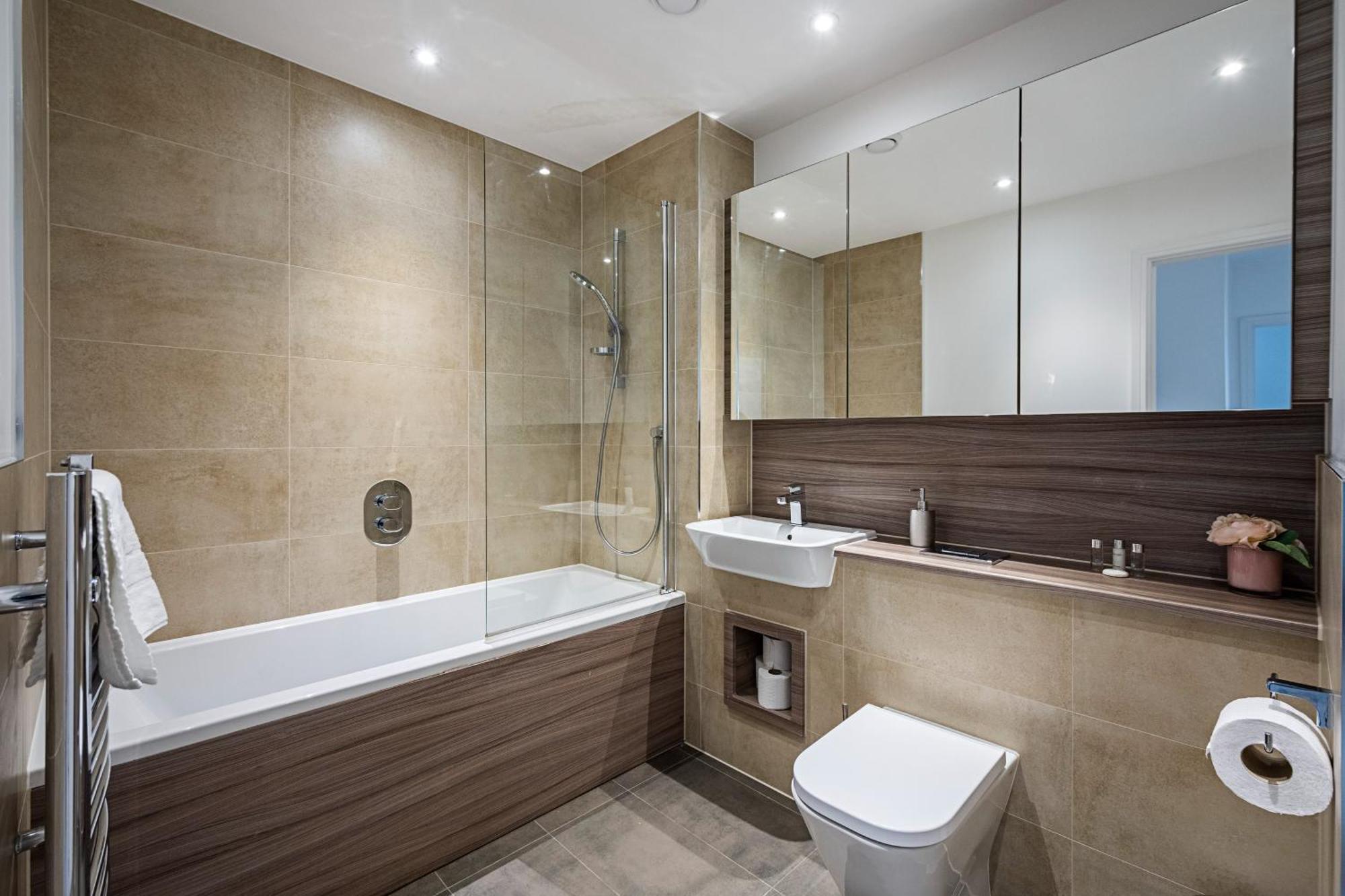 Chiswick Park 3 Bed 3 Bath West London - Parking 아파트 외부 사진