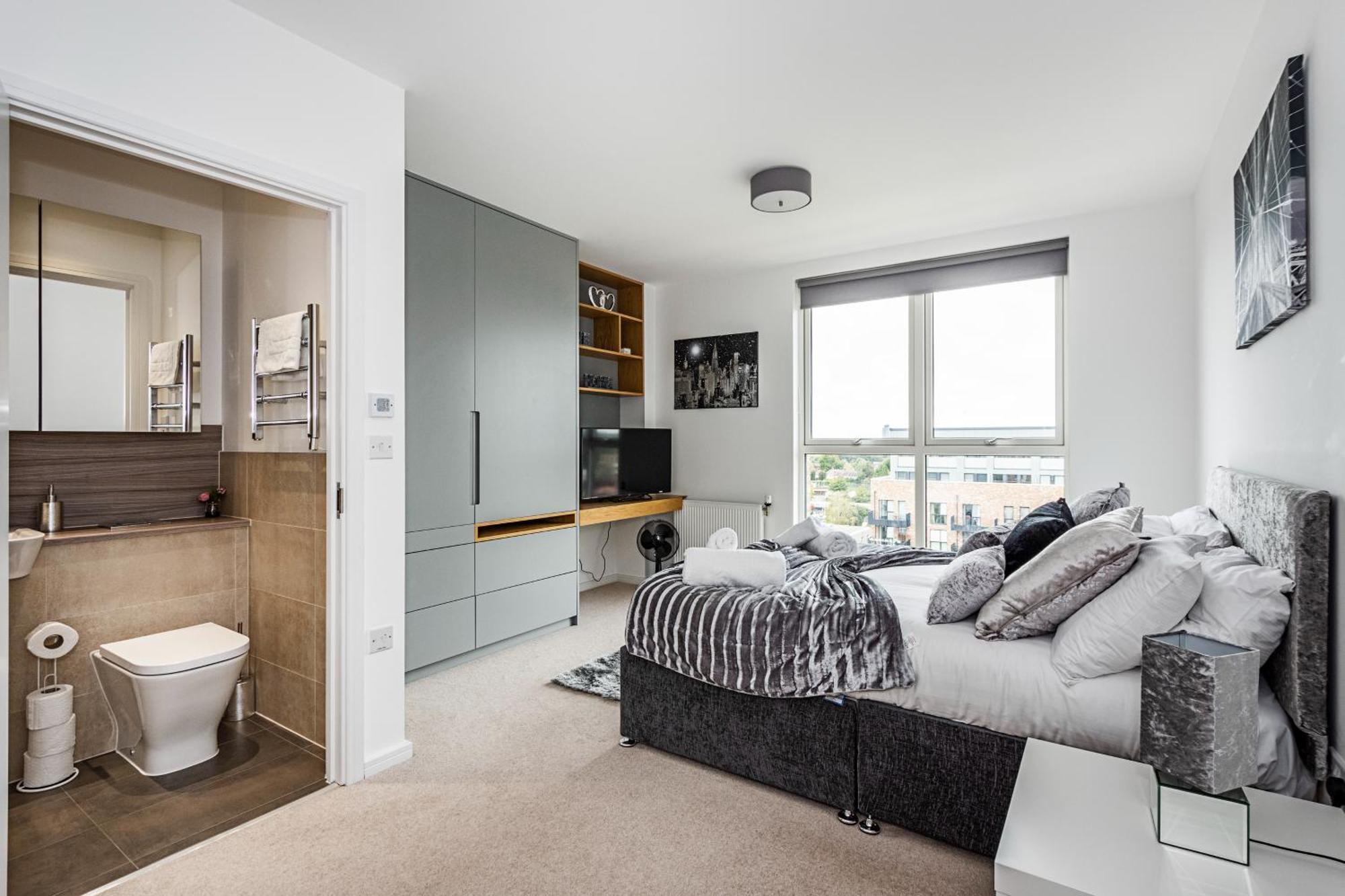 Chiswick Park 3 Bed 3 Bath West London - Parking 아파트 외부 사진