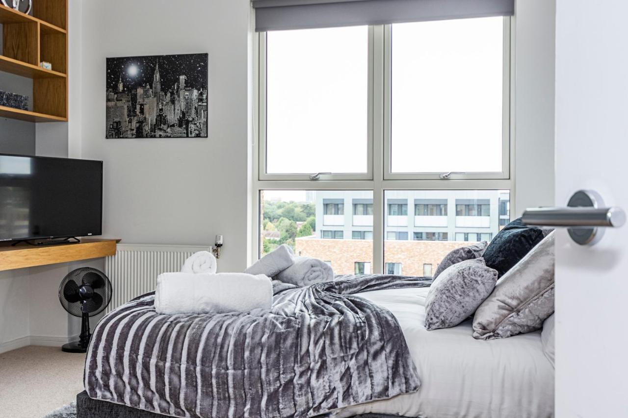 Chiswick Park 3 Bed 3 Bath West London - Parking 아파트 외부 사진