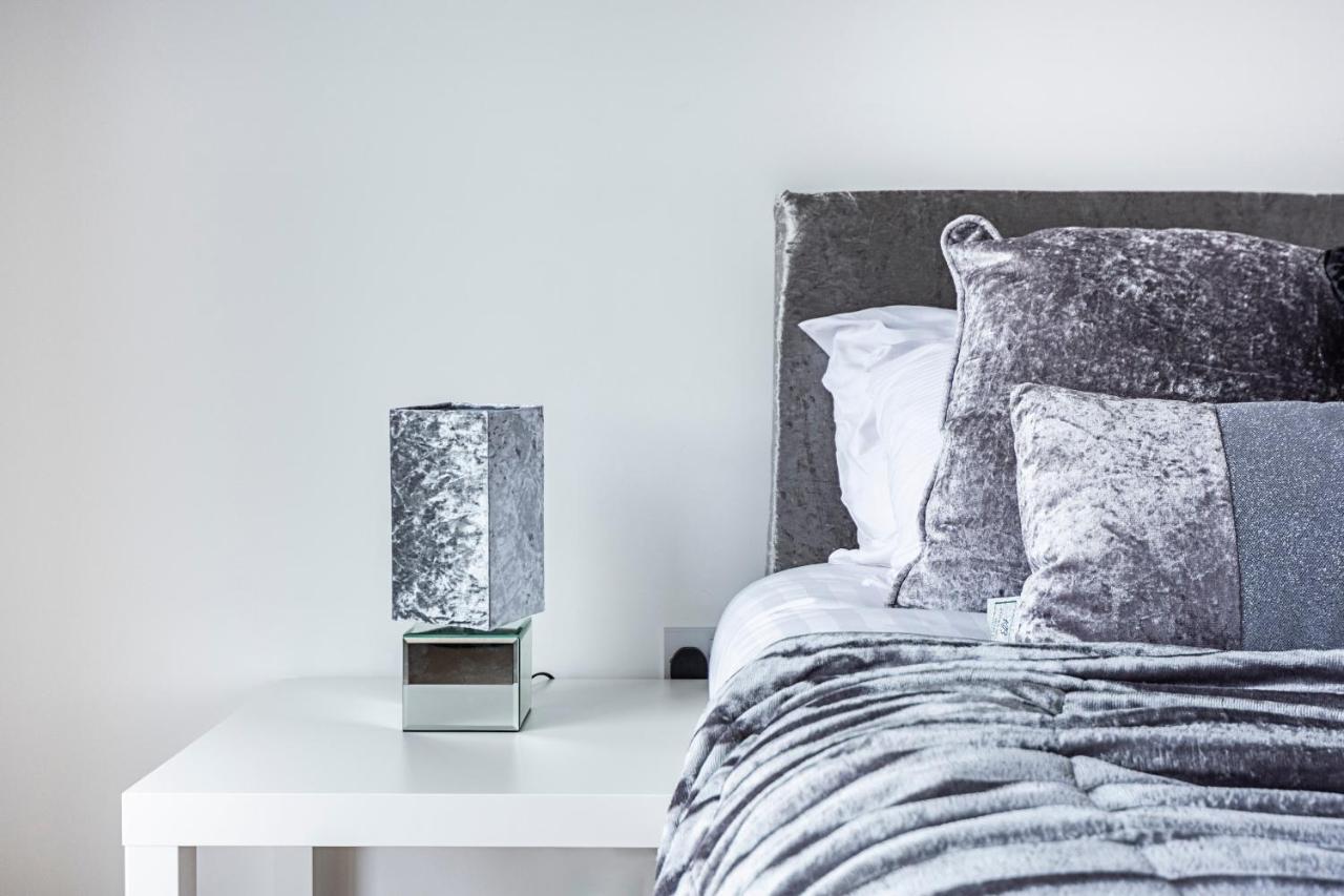 Chiswick Park 3 Bed 3 Bath West London - Parking 아파트 외부 사진
