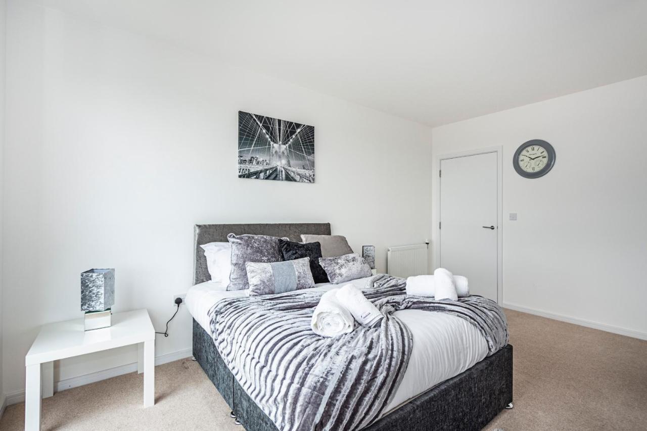 Chiswick Park 3 Bed 3 Bath West London - Parking 아파트 외부 사진