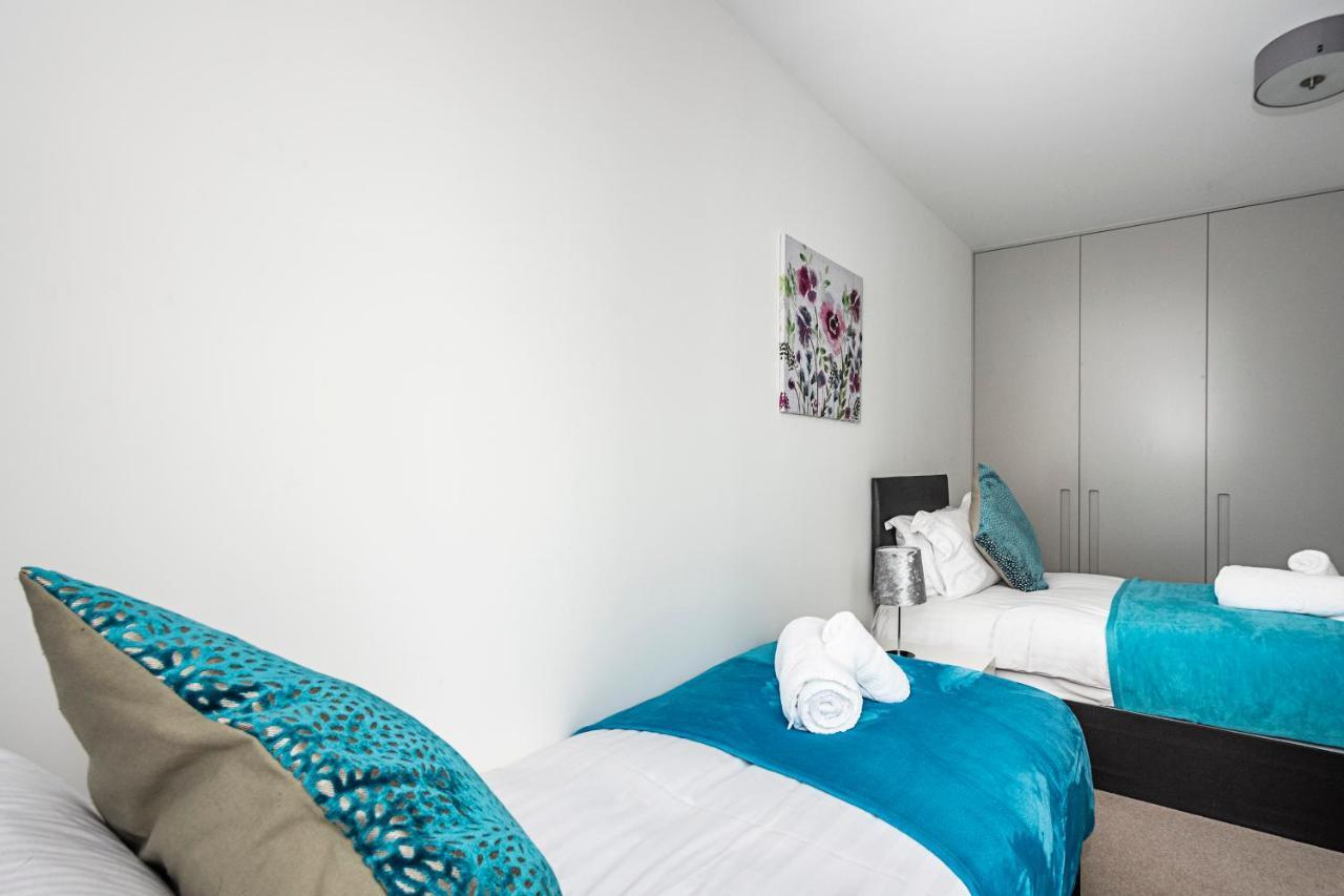 Chiswick Park 3 Bed 3 Bath West London - Parking 아파트 외부 사진
