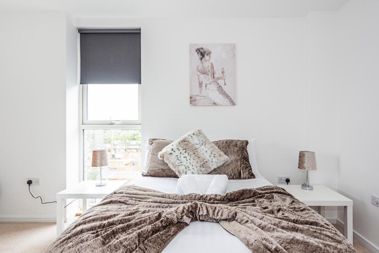 Chiswick Park 3 Bed 3 Bath West London - Parking 아파트 외부 사진