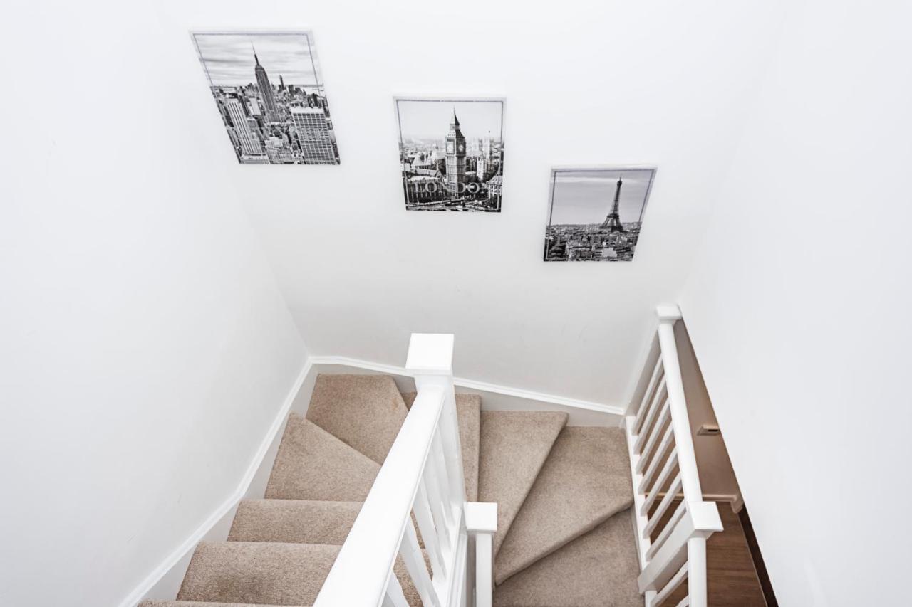 Chiswick Park 3 Bed 3 Bath West London - Parking 아파트 외부 사진