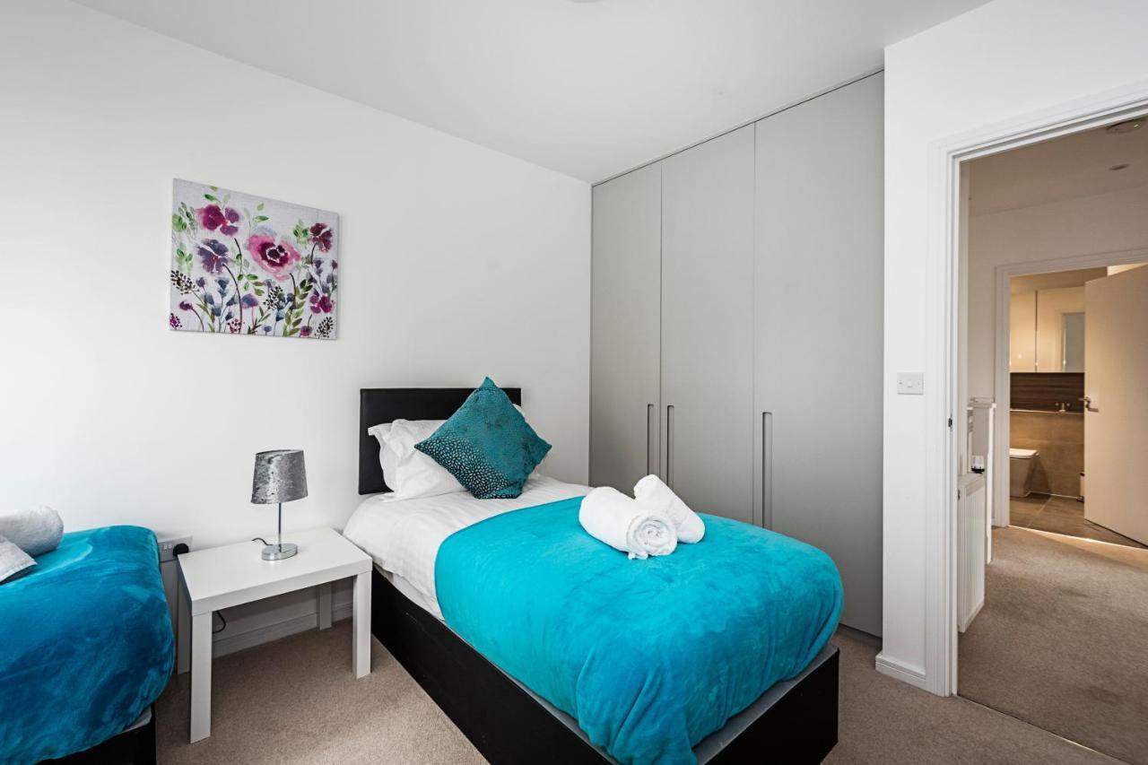 Chiswick Park 3 Bed 3 Bath West London - Parking 아파트 외부 사진